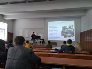 Foto: Studierende sitzen in einem Lehrraum und hören einer Vorlesung zu.