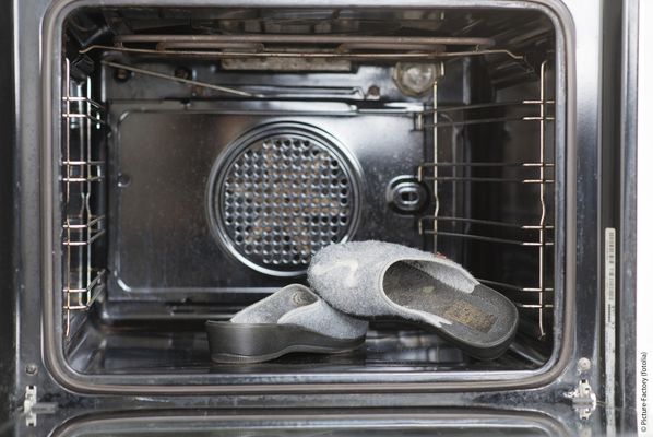 Symbolbild, Foto: Betreuung; Es ist ein Paar Hausschuhe zu sehen, die in einem Backofen liegen. (Quelle: Fotolia)