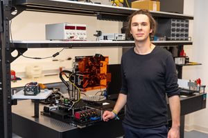 Foto: Christopher Taudt, Gruppenleiter Fraunhofer AZOM an einem Labortisch stehend.