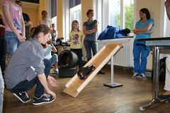 Foto: Eine Schülerin lässt ihr Modellauto eine steile Rampe hoch fahren.