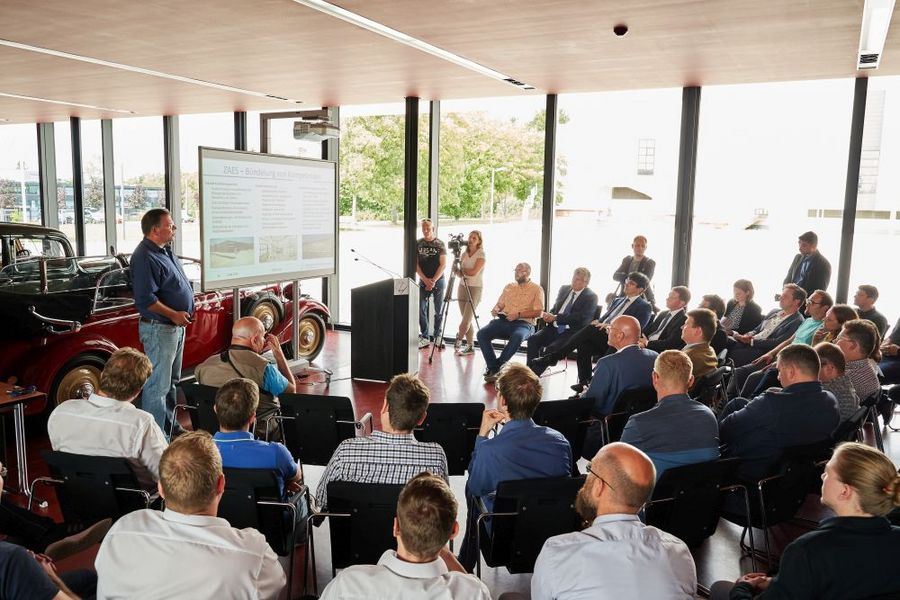 Foto: Prof. Teich hält einen Vortrag vor Anwesenden im Forum Mobile.