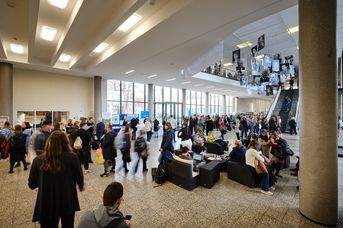 Foto: Blick ins Foyer der Freien Universität Berlin, viele Menschen