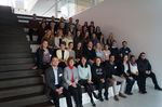 Gruppenfoto: Studierende sitzen versammelt auf einer Treppe.