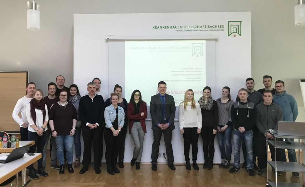 Gruppenfoto: Die Teilnehmer zur Exkursion bei der Krankenhausgesellschaft Sachsen e.V.