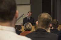Foto: Ein Redner hält vor den Teilnehmern eine Rede.