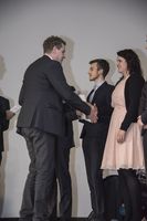 Foto: Übergabe der Zeugnisse an eine Gruppe Absolventen.