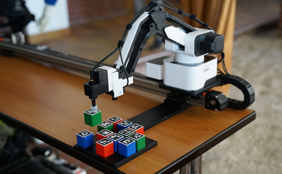 Demonstrator Roboterarm zur automatisierten Lösung