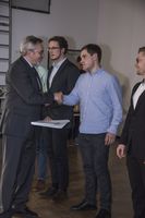 Foto: Übergabe der Zeugnisse an eine Gruppe Absolventen.