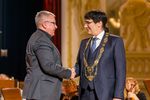 Foto: Der Vorsitzende des Hochschulrates gratuliert dem neuen Rektor Prof. Kassel.