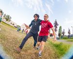 Zwei junge Männer beim Dreibeinlauf.