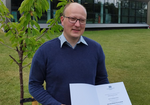 Foto: Erfolgreiche Promotion, Sven Leonhardt hat das Verfahren zur Erlangung des Doktorgrades erfolgreich abgeschlossen und präsentiert seine Abschlussurkunde (WHZ/Dr. Neumann)