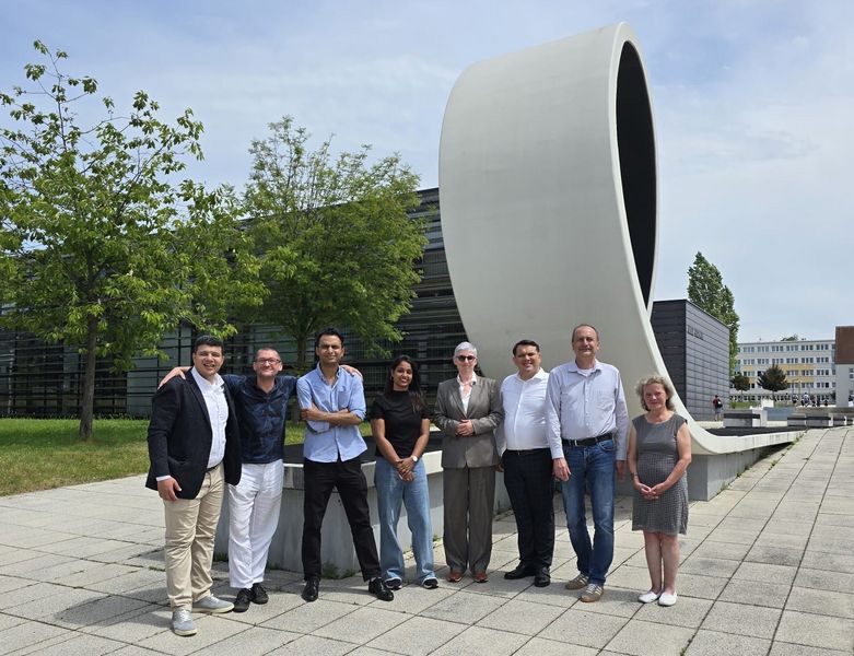 ein Gruppenfoto mit den Absolventen und Betreuern der WHZ. Es sind acht Personen.