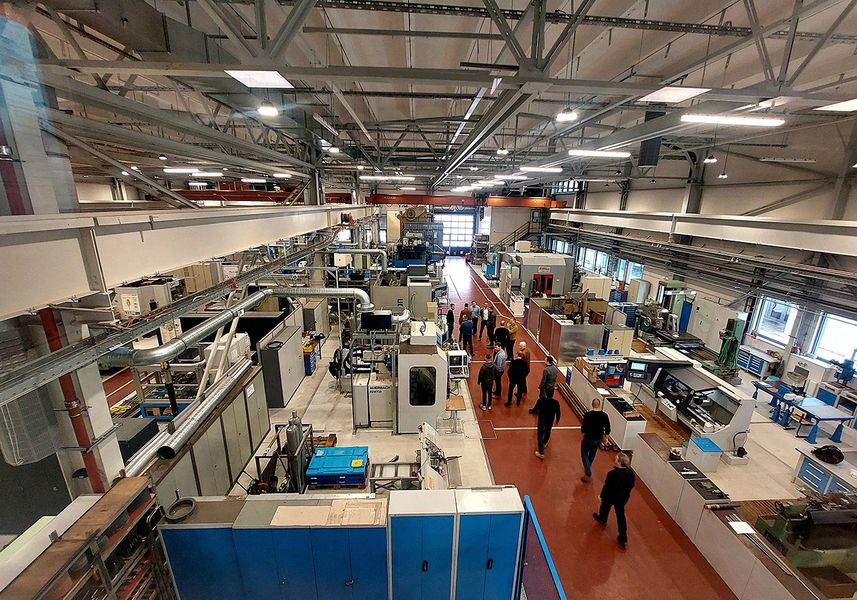 Besucher laufen durch die Maschinenhall der Fakultät Automobil- und Maschinenbau der WHZ.