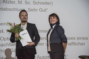 Foto: Preis der Studiendekane. Übergabe an einen Absolventen.