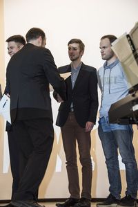 Foto: Absolventen erhalten eine persönliche Gratulation und bekommen die Urkunden überreicht.