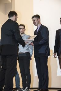 Foto: Absolventen erhalten eine persönliche Gratulation und bekommen die Urkunden überreicht.