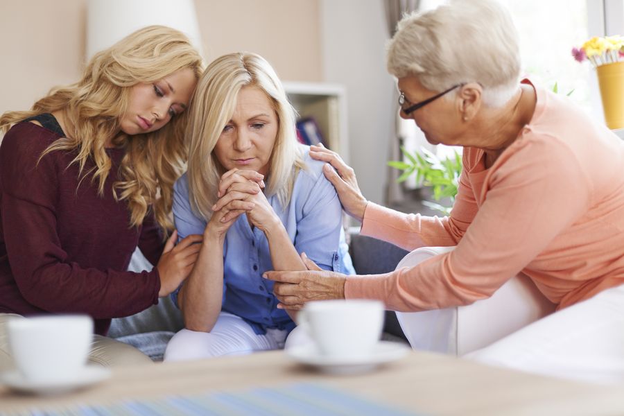 drei Frauen am Tische mit Kaffeetassen