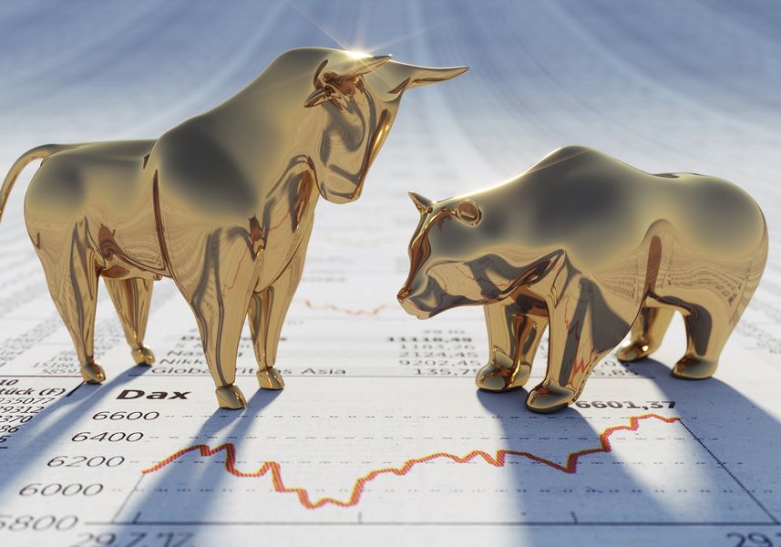Goldener Bulle und Bär auf Börsenkursen