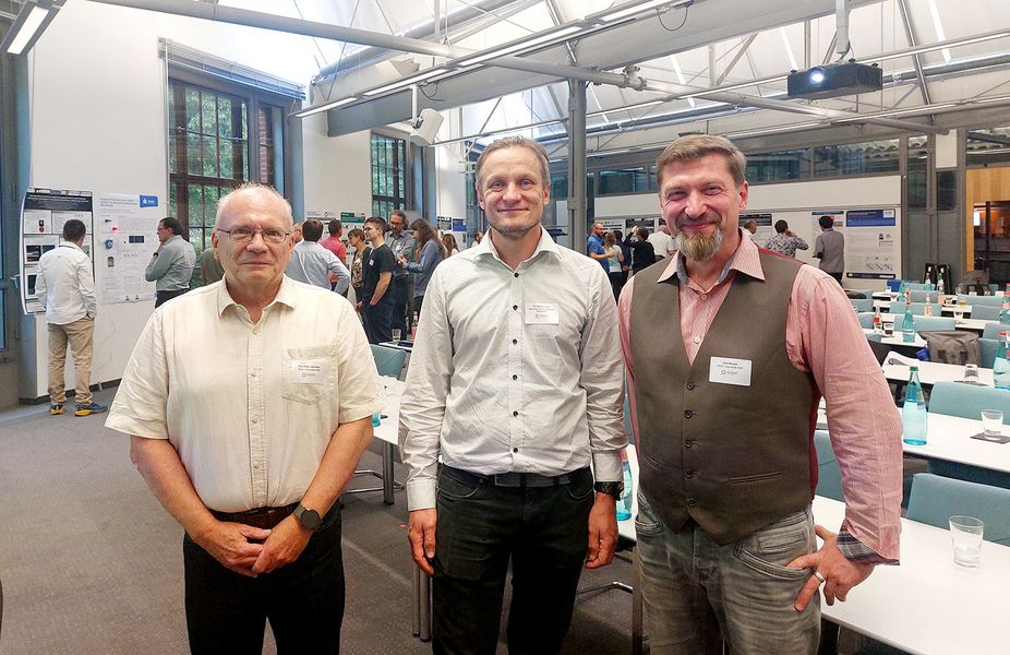 Prof. Peter Hartmann (l.) bringt seit 20 Jahren Wissenschaft und Wirtschaft zusammen. Dr. Markus Löser (HZDR) ist ein langjähriger wissenschaftlicher Partner der AG Optische Technologien. Dirk Wenzel (r.) war ehemals am sächsischen Textilforschungsinstitut Chemnitz tätig. Er arbeitete viele Jahre in gemeinsamen Forschungsprojekten und forscht heute als wissenschaftlicher Mitarbeiter an der WHZ. (Foto: I. Mallasch/WHZ)