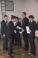 Foto: Übergabe der Zeugnisse an eine Gruppe Absolventen.