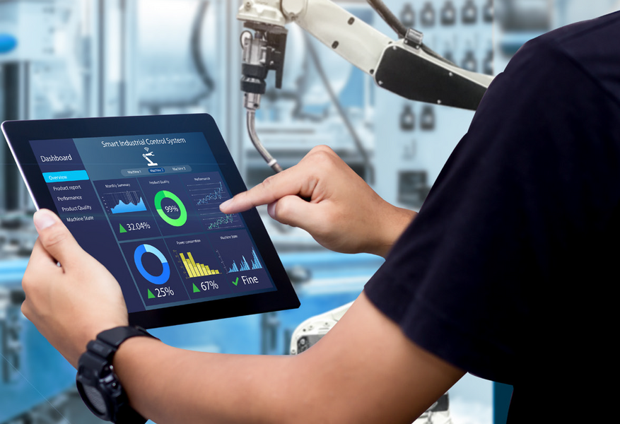 Mann hält Tablet in der Hand, moderne Fabrik im Hintergrund