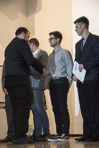 Foto: Absolventen erhalten eine persönliche Gratulation und bekommen die Urkunden überreicht.