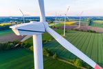Foto: Mehrere Windräder stehen in einer Landschaft.