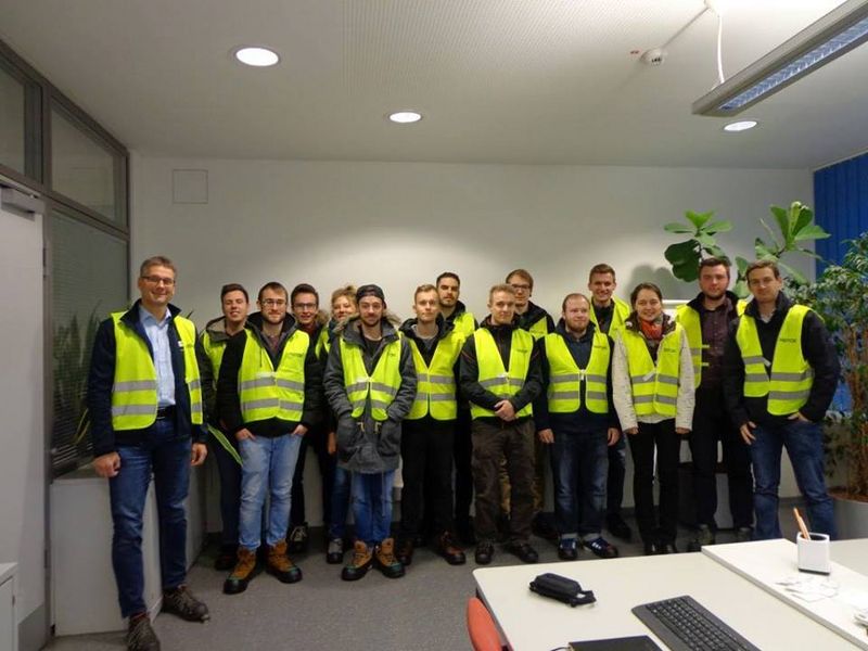 Foto: Gruppenbild der Studierenden beim Besuch der Firma Voestalpine in deren Räumlichkeiten.