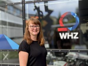 auf dem Bild sieht man die Projektsachbearbeiterin des Dezernates Forschung und Drittmittelangelegenheiten: Angela Schuster