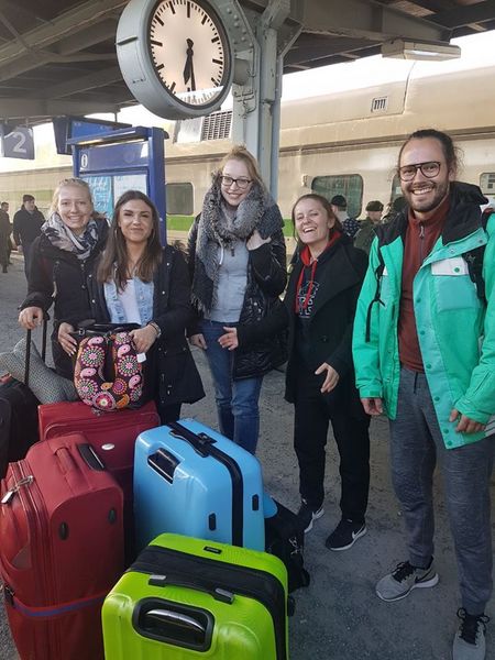 Foto: Die fünfer Gruppe des Sharpen Projektes steht am Bahnhof auf dem Bahnsteig zu einem Gruppenbild.