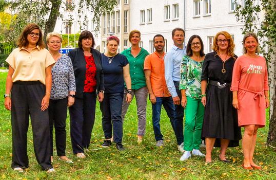 Foto: Fachgruppe Fachbezogene Sprachausbildung, Gruppenfoto, Personen schauen in die Kamera
