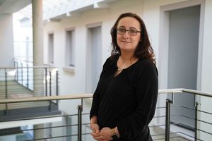 Auf dem Bild sieht man die Projektsachbearbeiterin des Dezernates Forschung und Drittmittelangelegenheiten: Mandy Schulz.