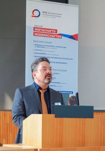 Foto: Begrüßung durch den Geschäftsführenden Direktor des IfB Prof. Dr. Dr. h. c. Bernd Zirkler (Quelle: L. Langer)