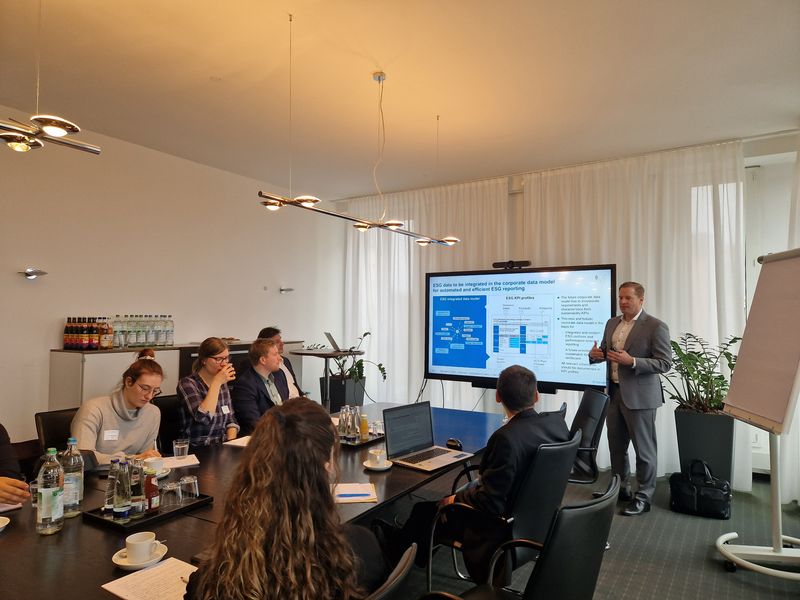 Foto: WIW-Exkursion zur Horváth & Partner GmbH in München, Referent Stefan Tobias und Bachelor- und Masterstudierende sowie Doktoranden 