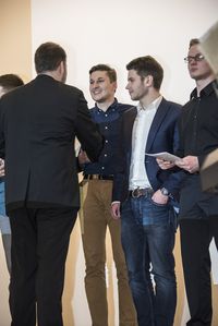 Foto: Absolventen erhalten eine persönliche Gratulation und bekommen die Urkunden überreicht.