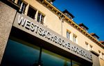 Foto: Haupteingang mit Schriftzug darüber. Westsächsische Hochschule.