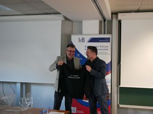 Foto: Präsentübergabe an Referenten, Herr Dr. Holger Naduschweski durch Herrn Prof. Dr. habil. Dr. h.c. Bernd Zirkler 