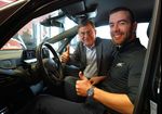 Zwei Personen sitzen in einem VW ID3 und richten den Daumen nach oben.
