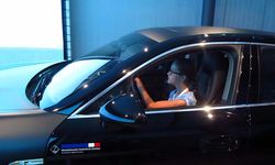 Foto: Eine Schülerin sitzt in einem PKW, welcher als Fahrsimulator verwendet wird.
