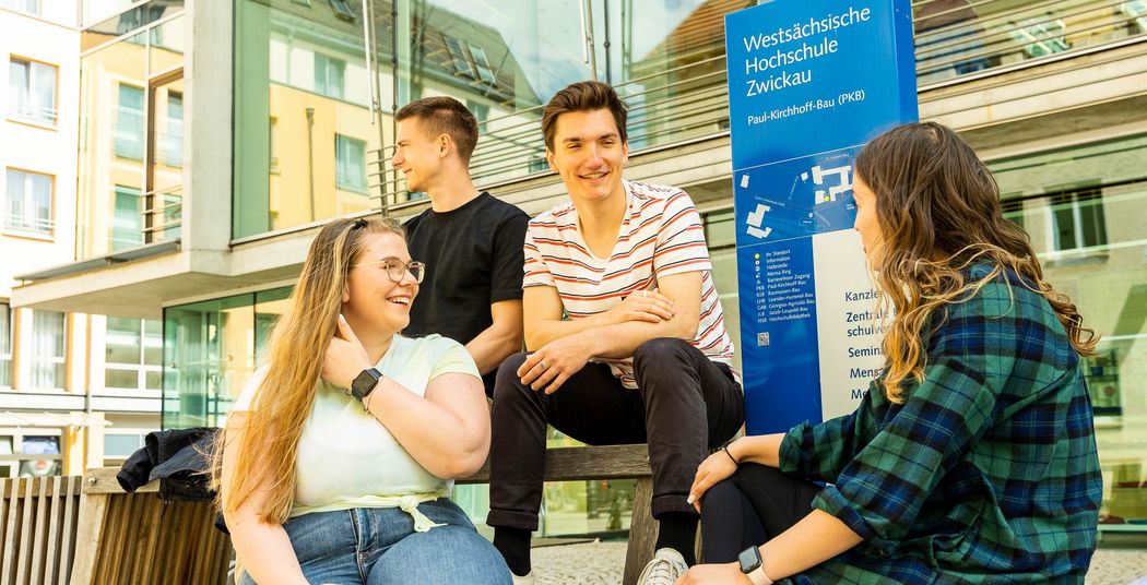 Symbolbild: Interesse an einem Studium, zusehen lächelnde Studierende vor dem Mensagebäude (Quelle: WHZ/Helge Gerischer)