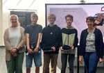 Schüler uns Lehrkräfte mit Urkunden.