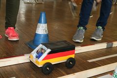 Foto: Ein Modellauto fährt auf der Geschwindigkeitsmessstrecke entlang.