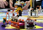 Ein aus Legosteinen gebaute kleine Anlage.