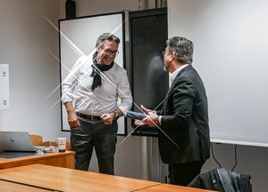 Foto: Prof. Zirkler überreicht den Referenten Präsente