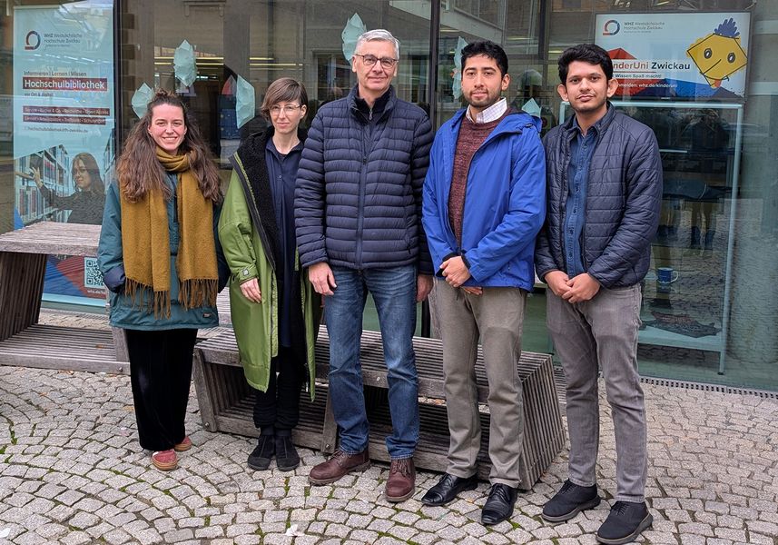 Gruppenbild vor der Hochschulbibliothek