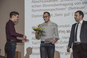 Foto: Preis der Studiendekane. Übergabe an einen Absolventen.