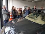 Foto: Gäste in einem Kraftfahrzeugtechnik Labor mit Fahrzeug im August-Horch-Bau.