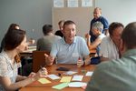 Lehrer diskutieren in Arbeitsgruppen an Tischen