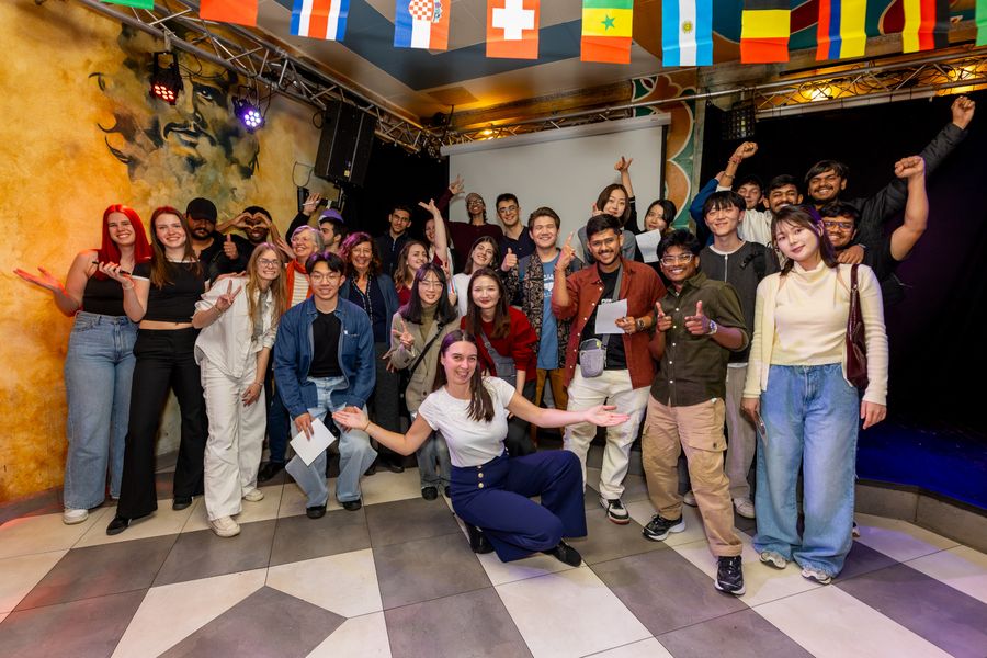 Gruppenfoto der interntionalen Studierenden, die dieses Sommersemester ihr Studium an der WHZ begeonnen haben. 
