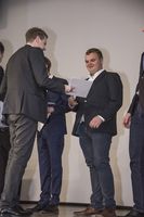 Foto: Übergabe des Zeugnisses an einen Absolventen.